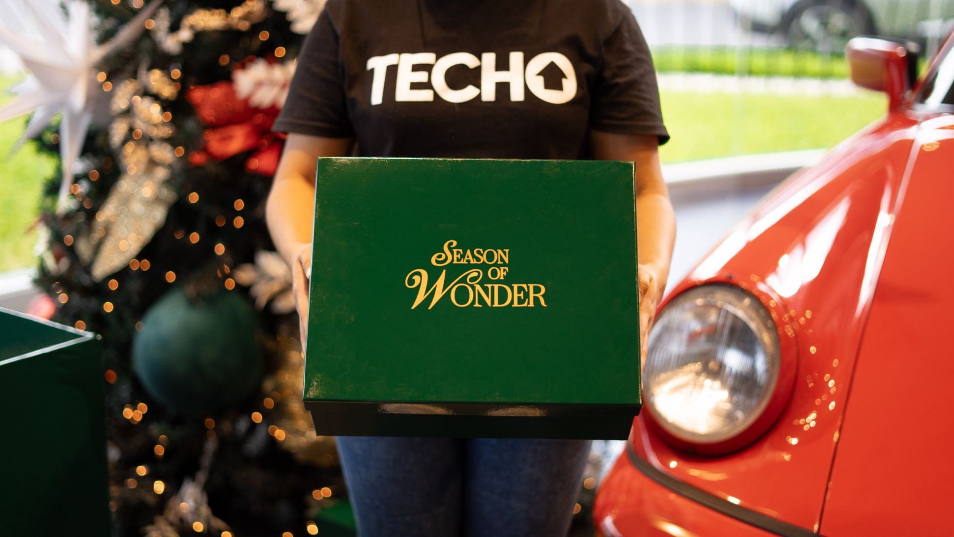 Porsche Center El Salvador y TECHO se unen para llevar alegr&iacute;a navide&ntilde;a a la comunidad El Pino