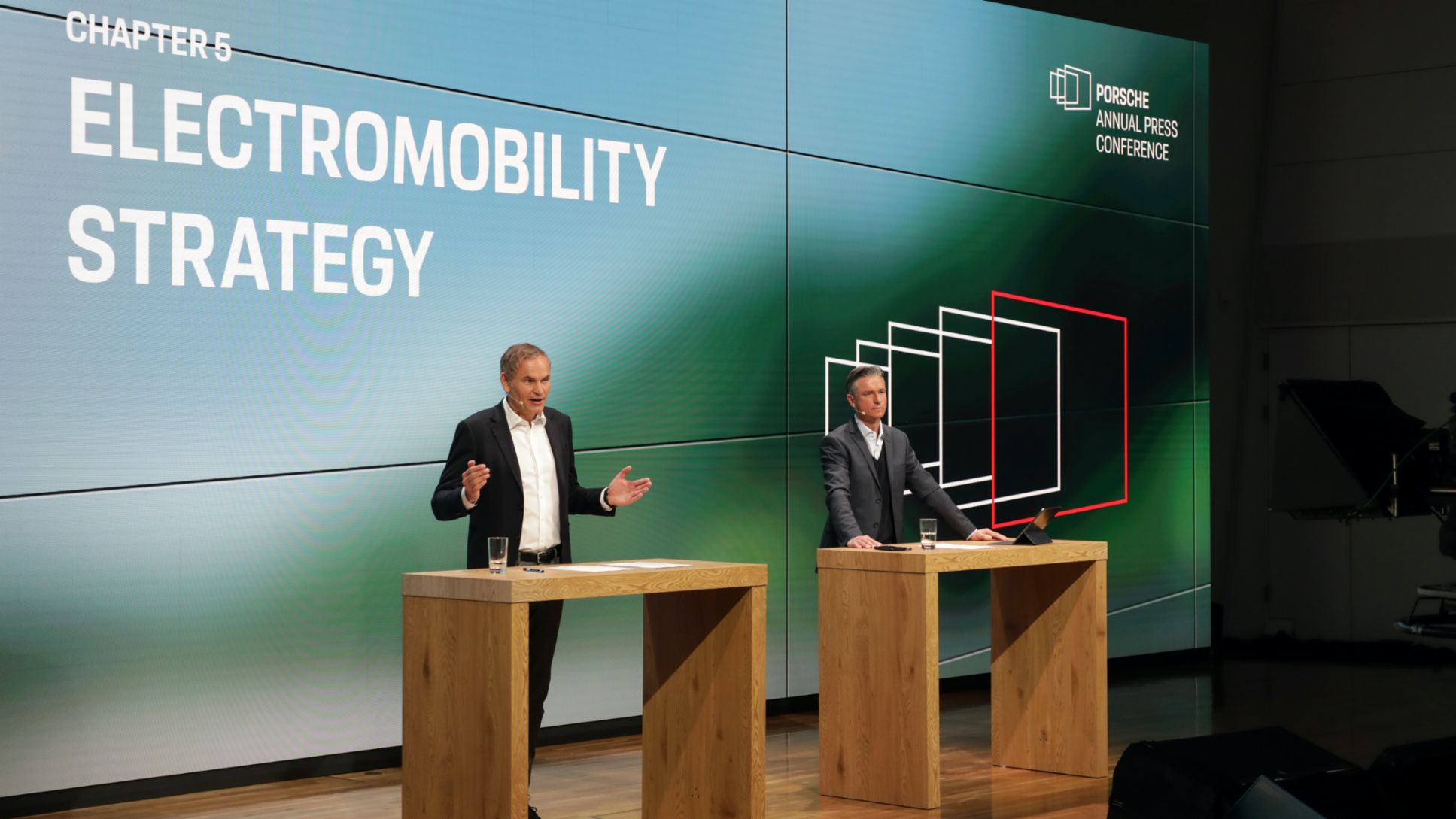 Oliver Blume, Vorstandsvorsitzender der Porsche AG, Lutz Meschke, Stellvertretender Vorstandsvorsitzender und Vorstand für Finanzen und IT der Porsche AG, l-r, Jahrespressekonferenz, 2022, Porsche AG
