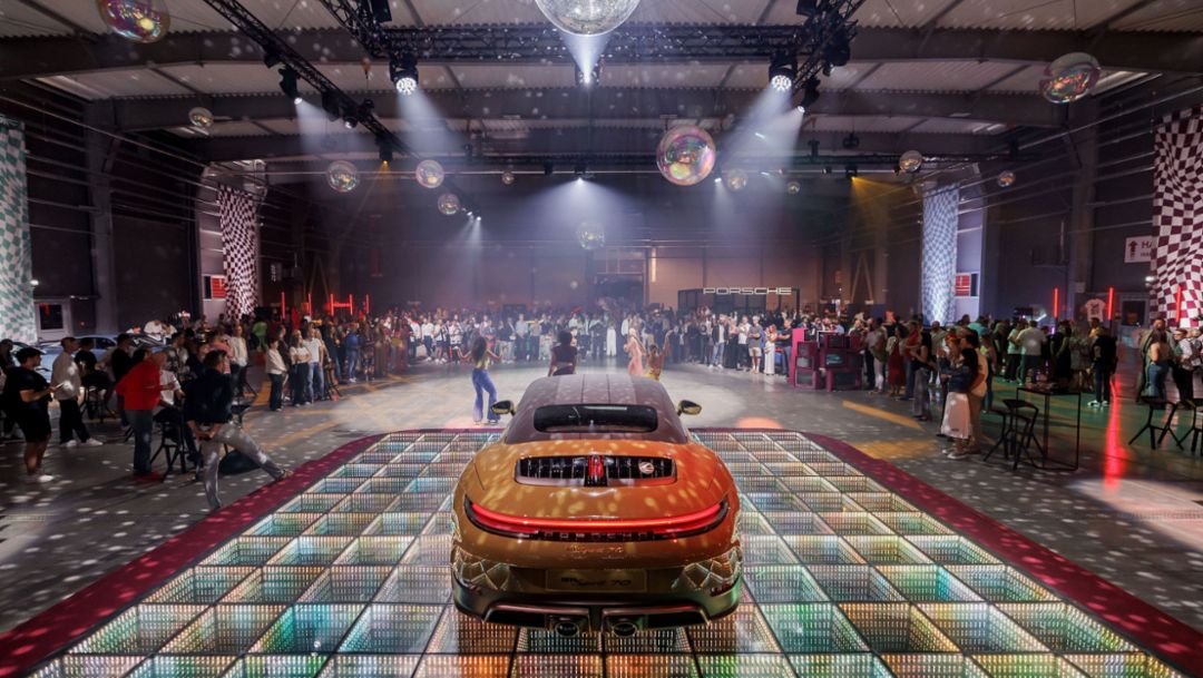 Porsche představilo limitovanou sérii modelu 911 Spirit 70 na jedinečné party Disco Fever Night
