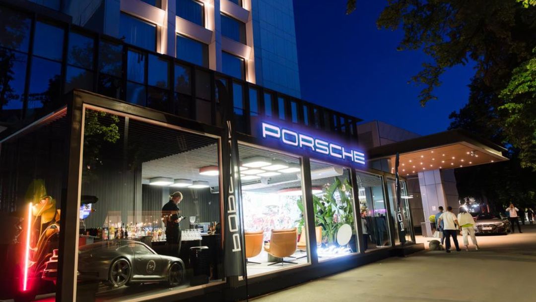 Porsche inaugurează primul Art Pop-up din România, la Cluj
