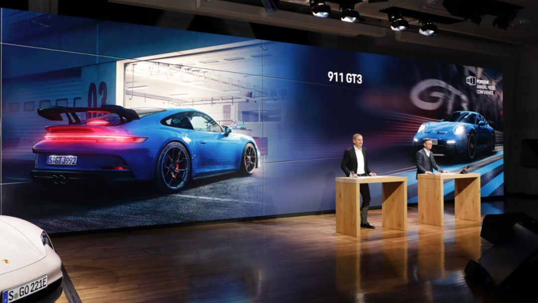 Oliver Blume, Vorstandsvorsitzender der Porsche AG, Lutz Meschke, Stellvertretender Vorstandsvorsitzender und Vorstand für Finanzen und IT der Porsche AG, l-r, 911 GT3, Taycan, Jahrespressekonferenz, 2022, Porsche AG