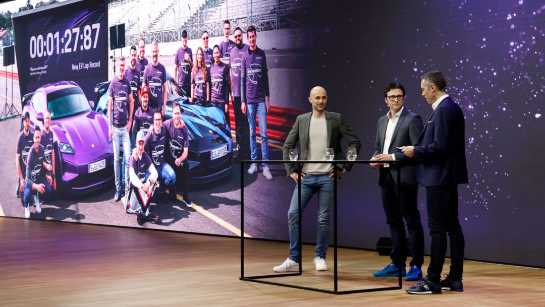 Porsche-Entwicklungsfahrer Lars Kern, Kevin Giek, Baureihenleiter Taycan, Sebastian Rudolph, Leiter Öffentlichkeitsarbeit, Presse, Nachhaltigkeit und Politik, Taycan Turbo GT mit Weissach Paket, Leipzig, 2024, Porsche AG
