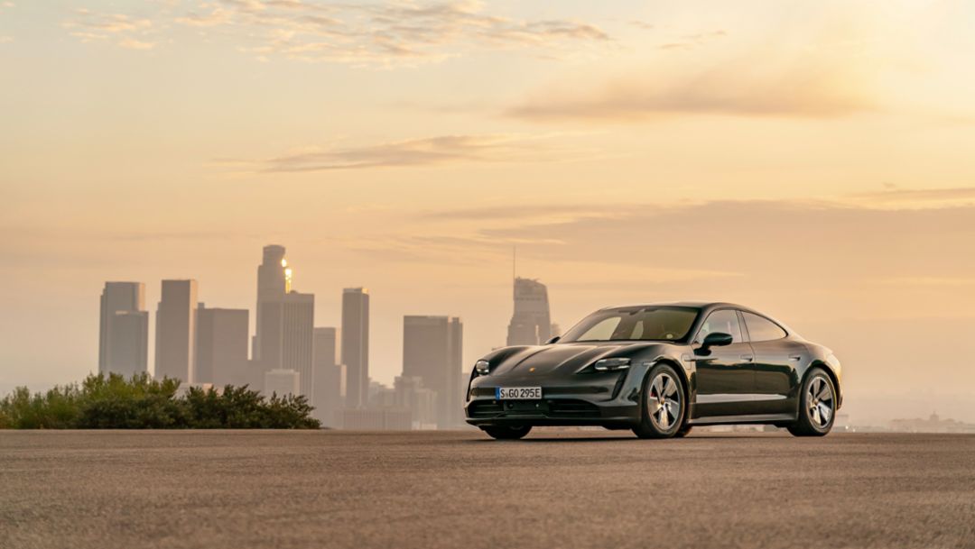 Taycan 4S (volcano grey metallic), 2019, Porsche AG