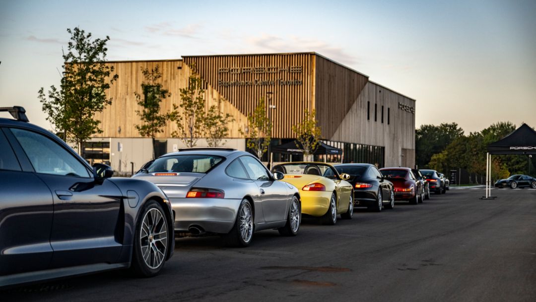 Le Porsche Experience Centre Toronto fête un an de passion de la conduite et d'esprit de communauté