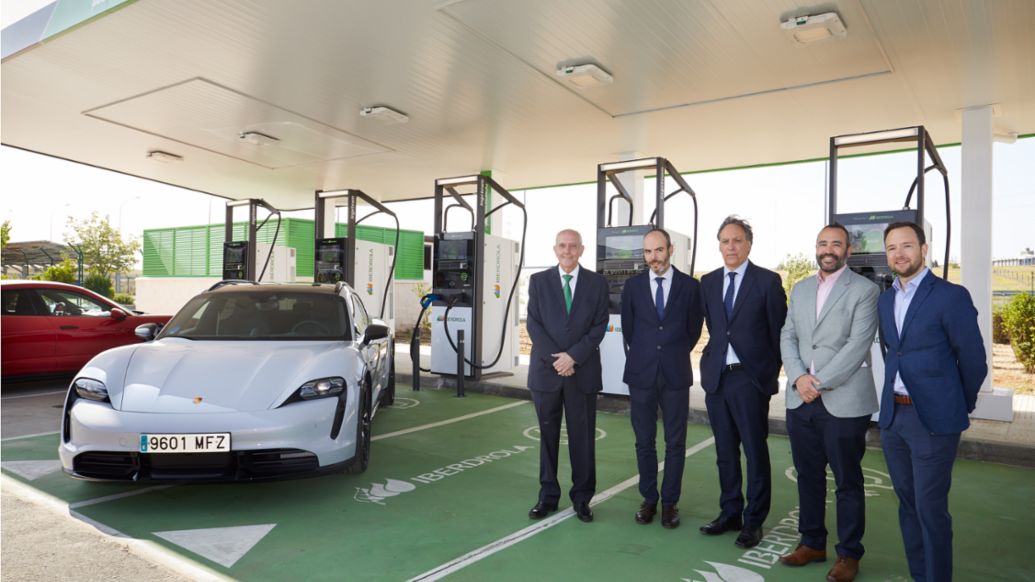Pedro Díaz Mesonero, Presidente y Consejero Delegado de Cetramesa; Alfonso Arroyo, Director General de Energía y Minas de la Junta de Castilla y León; Carlos García Garbayo, Alcalde de Salamanca; Jorge Muñoz, Director de Smart Mobility de Iberdrola; Benjamin Bartsch, Director de Charging Network & Smart Mobility en Porsche Ibérica (i-d), inauguración estación Iberdrola en Salamanca, 2023, Porsche Ibérica