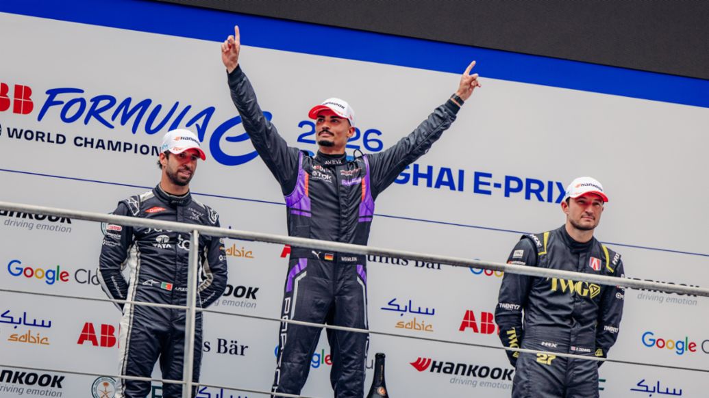 Ant&oacute;nio F&eacute;lix da Costa, Pascal Wehrlein y Jake Dennis (i-d), E-Prix de Shangh&aacute;i 1, 2026, Porsche AG