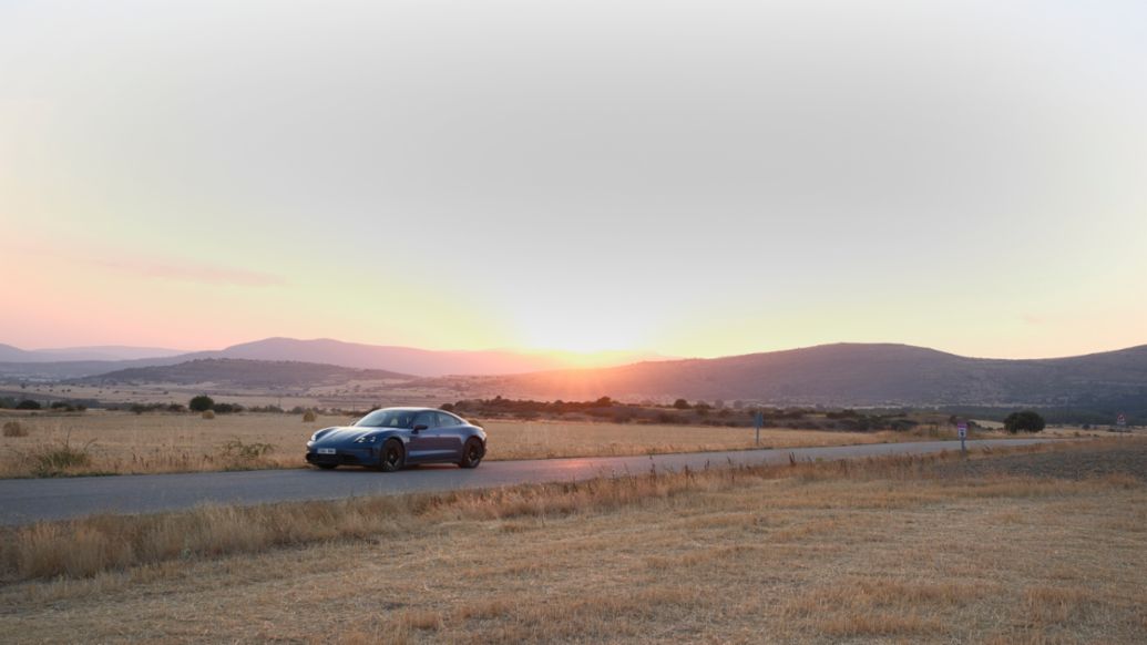 Porsche Taycan GTS en Soria durante el eclipse total, 2026, Porsche Ib&eacute;rica