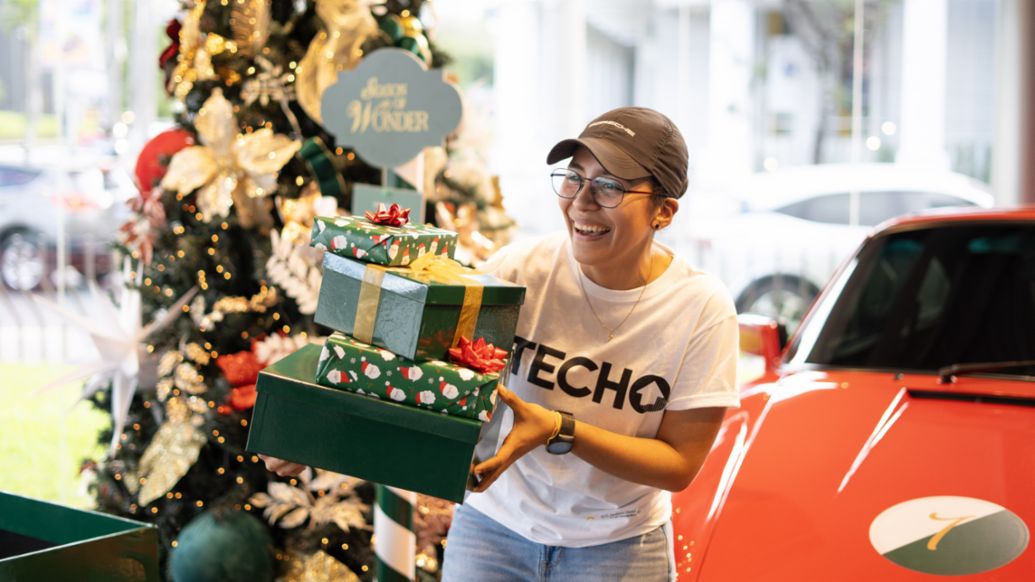 Porsche Center El Salvador y TECHO se unen para llevar alegr&iacute;a navide&ntilde;a a la comunidad El Pino