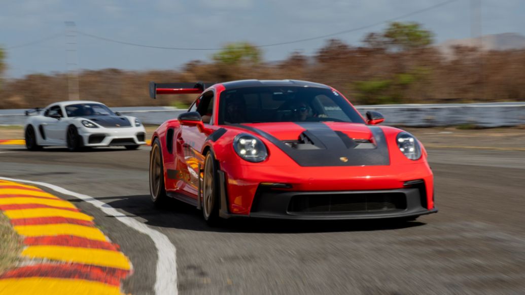 Porsche Center Puerto Rico acerca a estudiantes de ingenier&iacute;a a la experiencia profesional del automovilismo