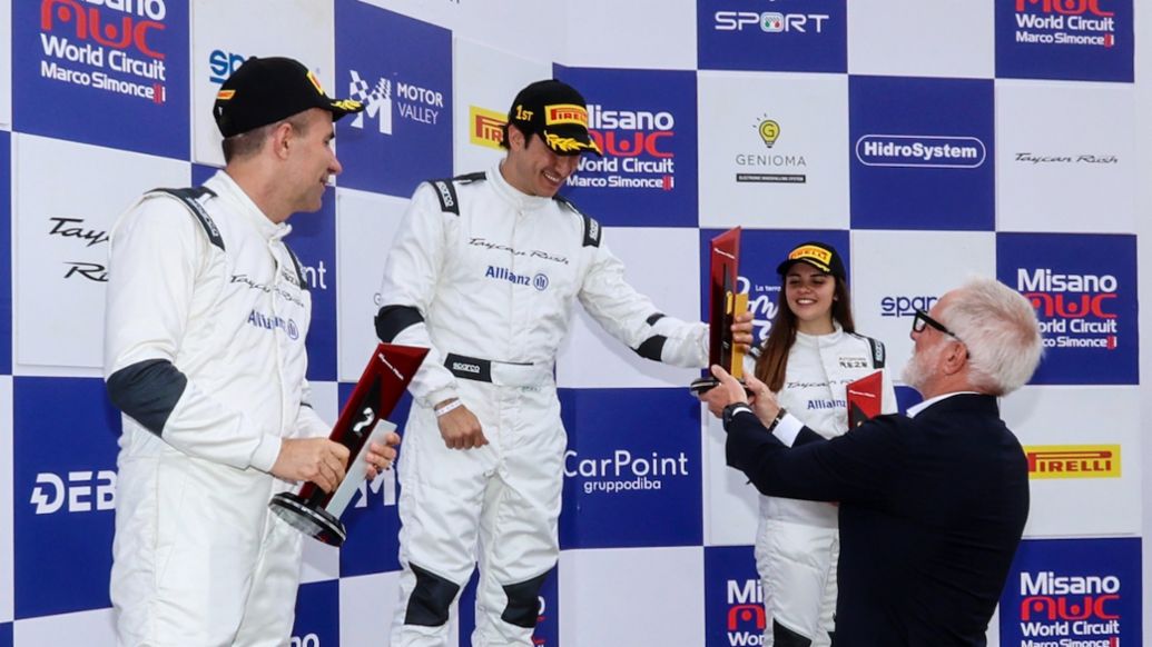 Pietro innocenti Amministratore Delegato Porsche Italia premia i vincitori della Taycan Rush sul podio