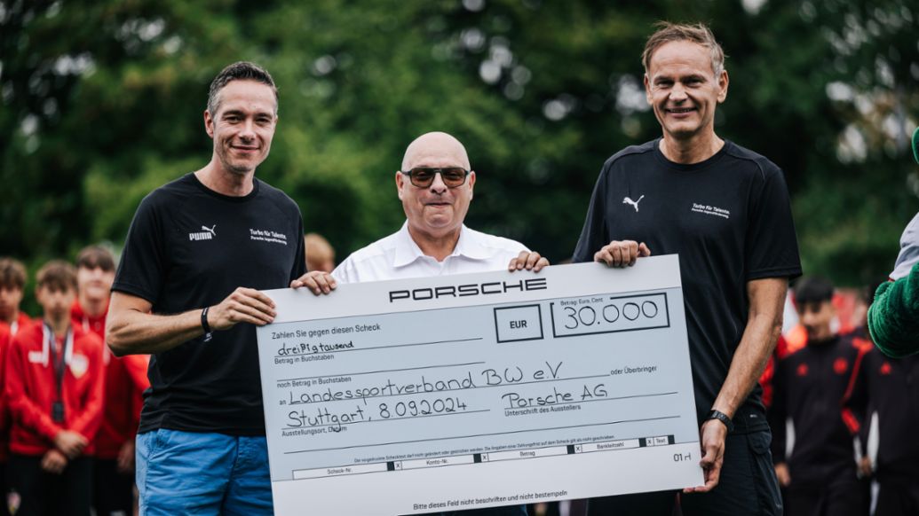 Sebastian Rudolph, Leiter Öffentlichkeitsarbeit, Presse, Nachhaltigkeit und Politik, Jürgen Scholz, Präsident Landessportverband BW e.V., Oliver Blume, Vorstandsvorsitzender der Dr. Ing. h.c. F. Porsche AG, Porsche Fußball Cup, Turbo für Talente, Stuttgart, 2024, Porsche AG