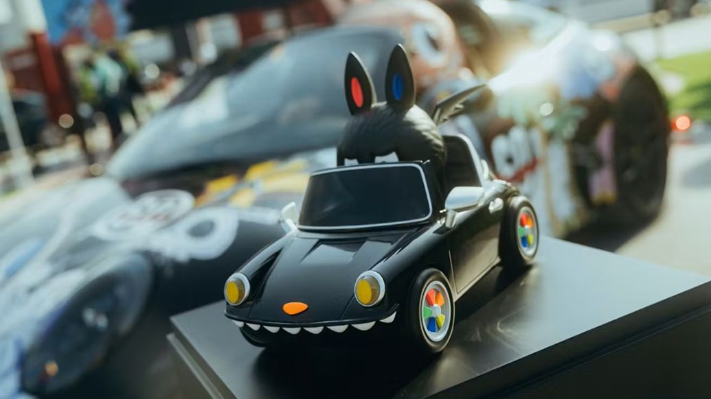 Porsche et Kasing Lung, le cr&eacute;ateur de Labubu, se sont associ&eacute;s pour cr&eacute;er une &oelig;uvre d&rsquo;art unique