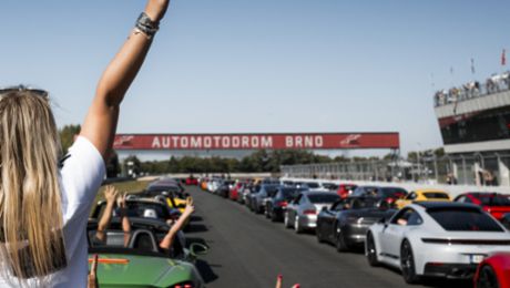 Porsche Festival na Masarykově okruhu: 2 dny, 2073 nadšených lidí, 554 vozů celkem a rekordních 159 aut na spanilé jízdě