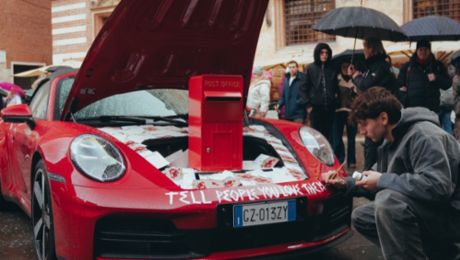 “TELL PEOPLE YOU LOVE THEM”: il messaggio d'amore globale che un'iconica 911 Rosso Carminio ha portato da Verona al mondo