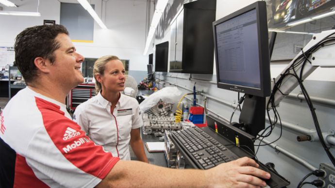 Anika Förster (l), 2017, Porsche AG