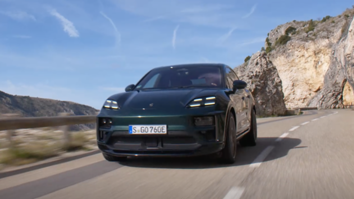 Video: Macan Turbo - Porsche Racing Green Metallic