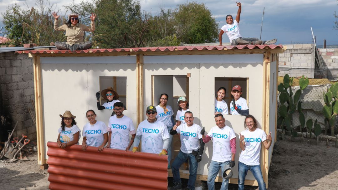 Porsche de México apoya la construcción de cinco viviendas progresivas junto a TECHO