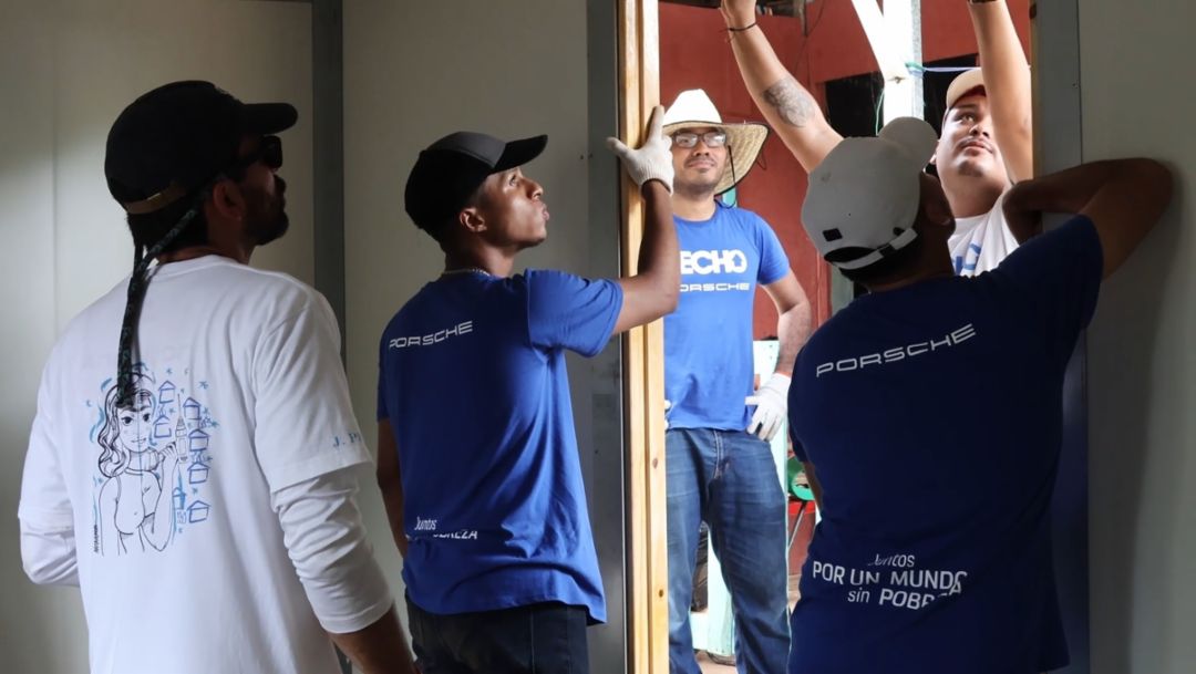 Porsche Panamá construye una nueva vivienda en colaboración con TECHO en Burunga de Arraiján