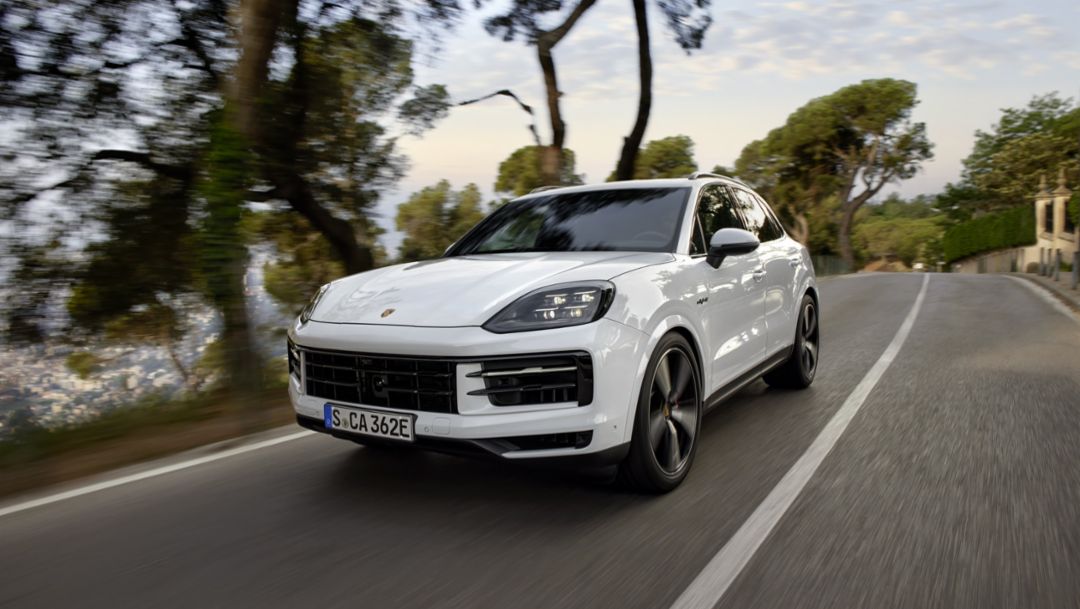 Porsche prezintă a treia variantă E-Hybrid a modelului Cayenne