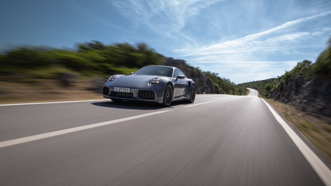 Noua sportivă cu performanțe 360: Porsche 911 Turbo S