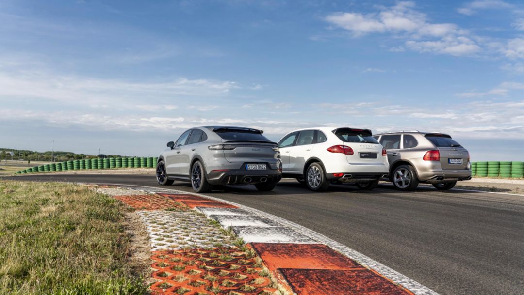 Las tres generaciones del Cayenne: E3, E2, E1 (i-d), Porsche AG