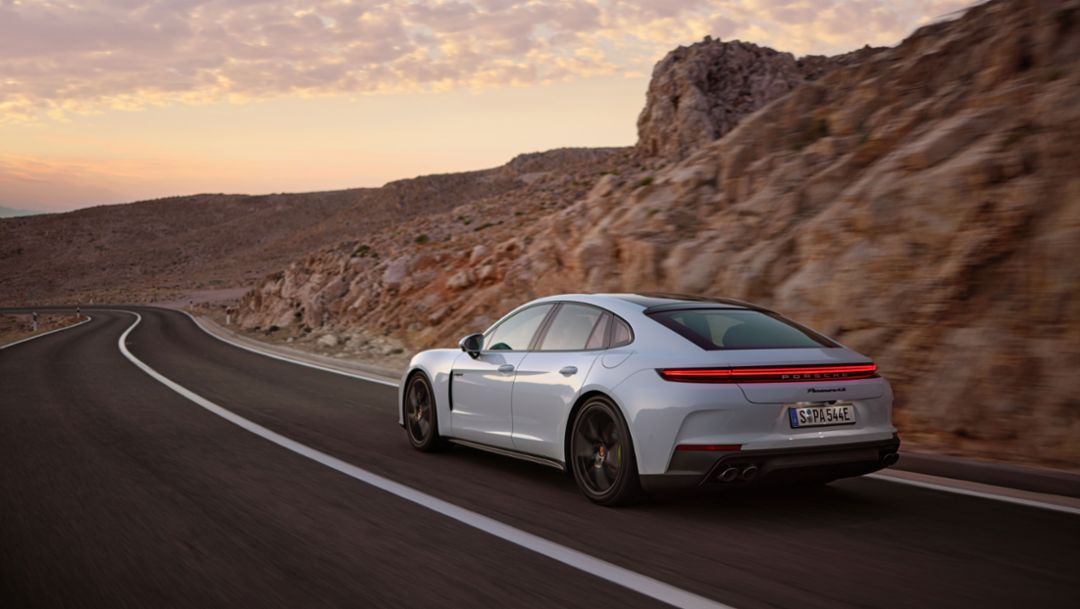 Porsche presents two new e-hybrid variants of the Panamera