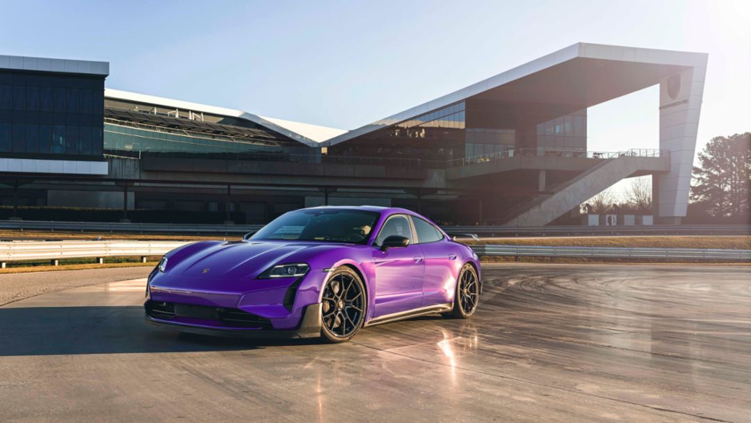 Taycan-Premiere auf drei Kontinenten 