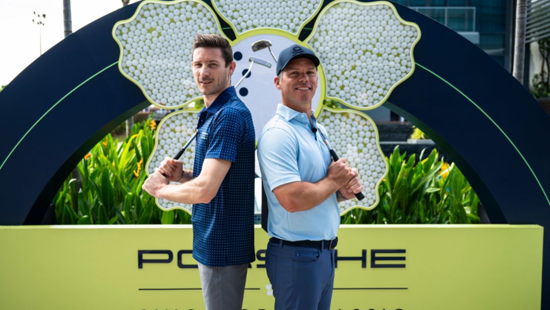 Paul Casey begeistert Kévin Estre mit Golf-Tag bei der Porsche Singapore Classic