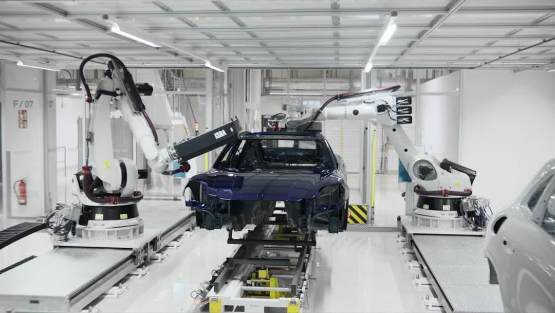 TechNews: The perfect art of the Porsche paint shop