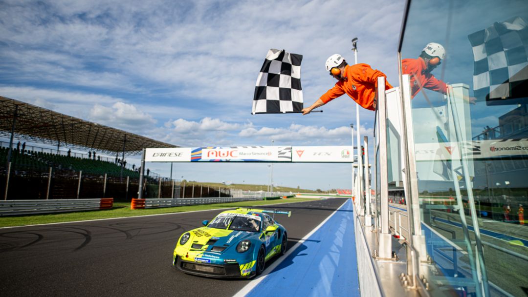 Il pilota sponsorizzato Johannes Kapfinger corona la conquista del titolo con un weekend finale impeccabil