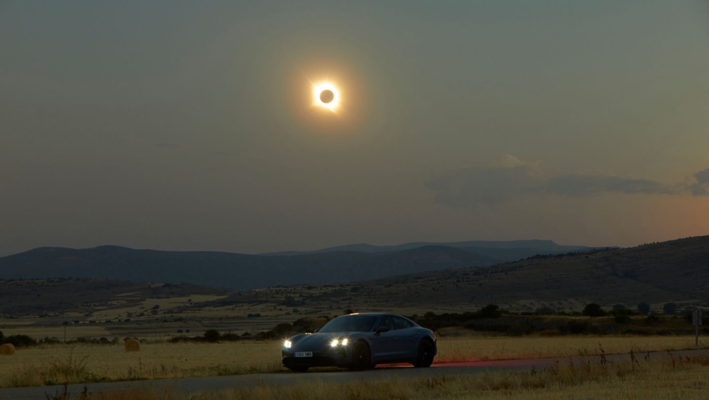 Porsche Taycan GTS en Soria durante el eclipse total, 2026, Porsche Ibérica