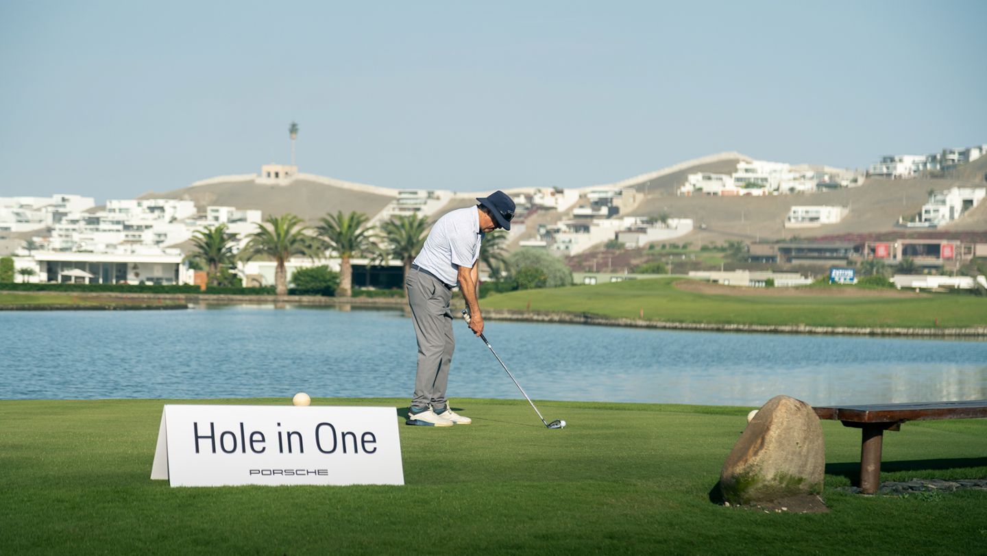 Participante del torneo intentando lograr un ‟Hole in One” durante el VI Abierto de Golf Claro 2026, que se llevó a cabo en Asia Golf Club, Lima, Perú, Porsche AG.