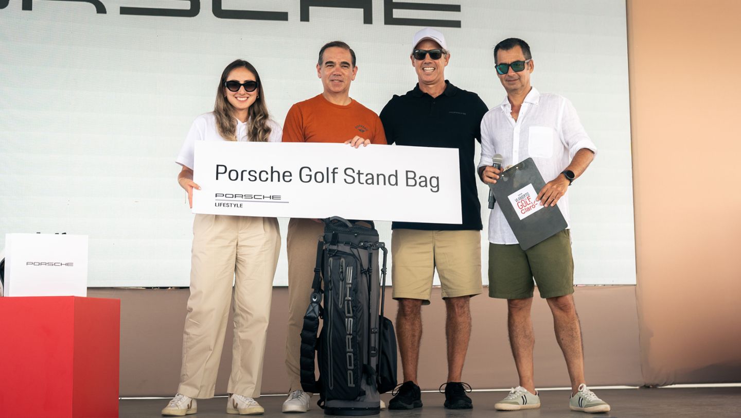 Entrega del premio Porsche Golf Stand Bag en el VI Abierto de Golf Claro 2026, que se llevó a cabo en Asia Golf Club, Lima, Perú, Porsche AG.