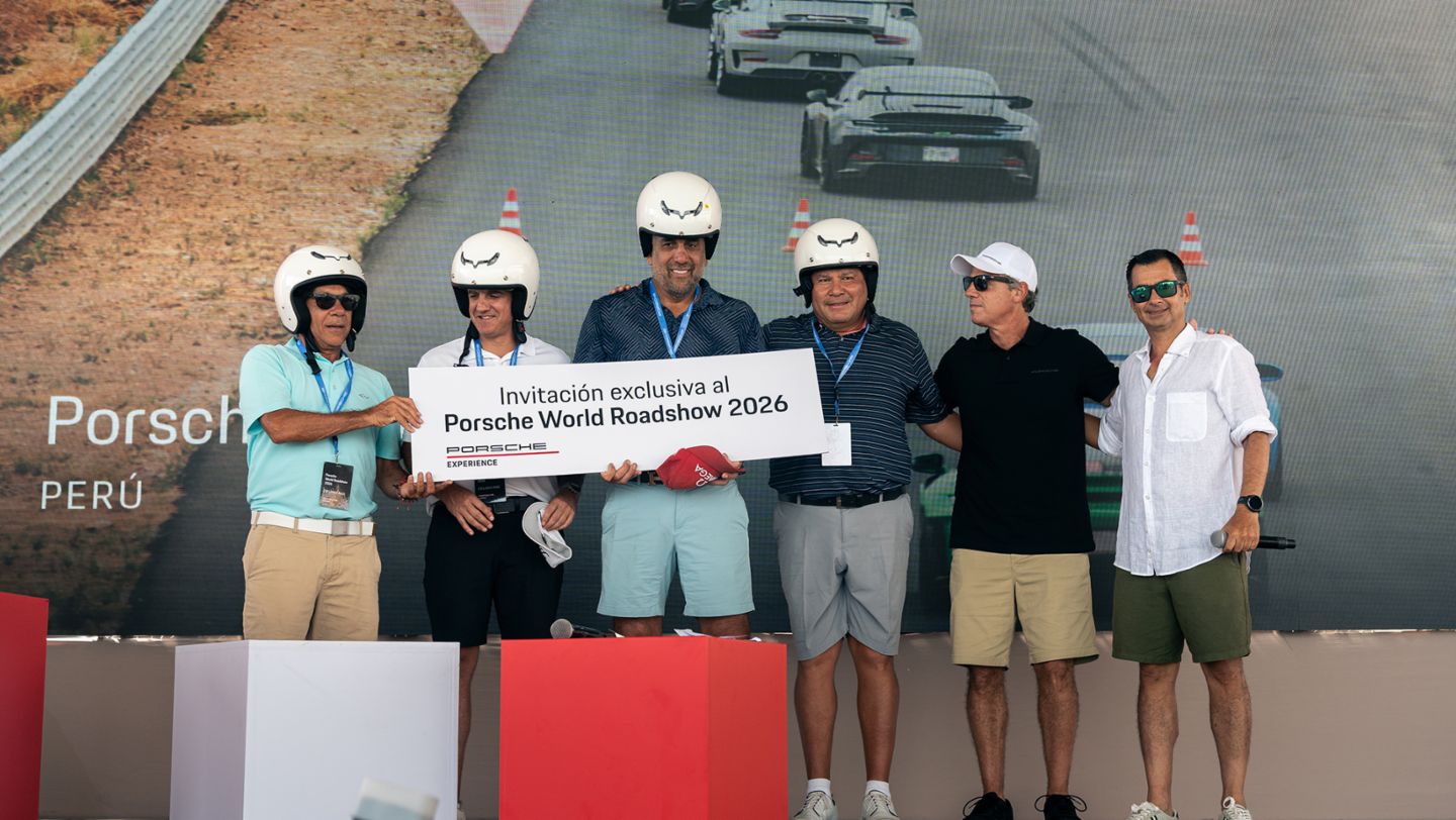 Entrega de la invitación exclusiva al Porsche World Roadshow 2026 en el evento VI Abierto de Golf Claro 2026, que se llevó a cabo en Asia Golf Club, Lima, Perú, Porsche AG.