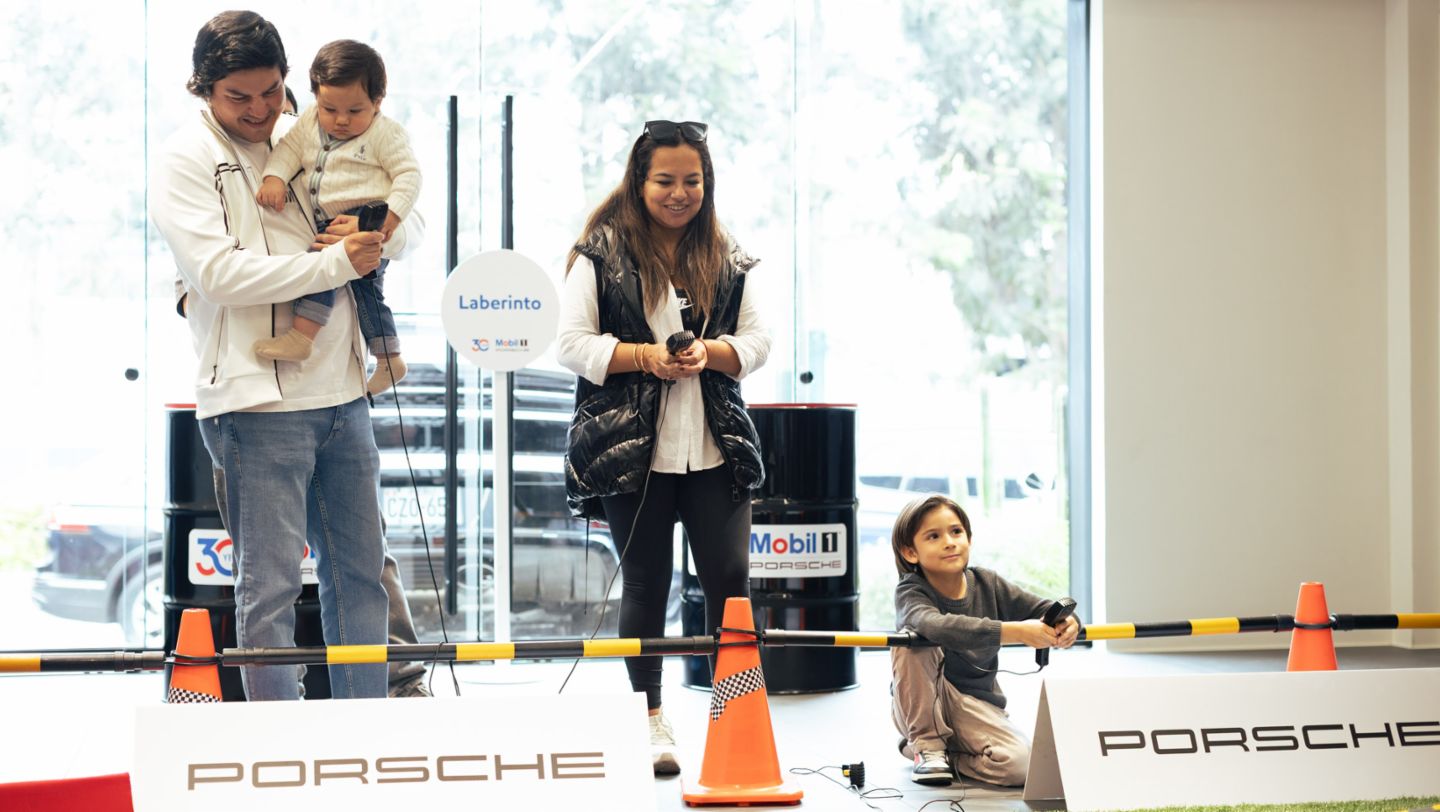 Una familia disfruta del Speed Race, una de las actividades del Family Day de Porsche pensada para los más pequeños. Lima, Perú. Porsche AG.