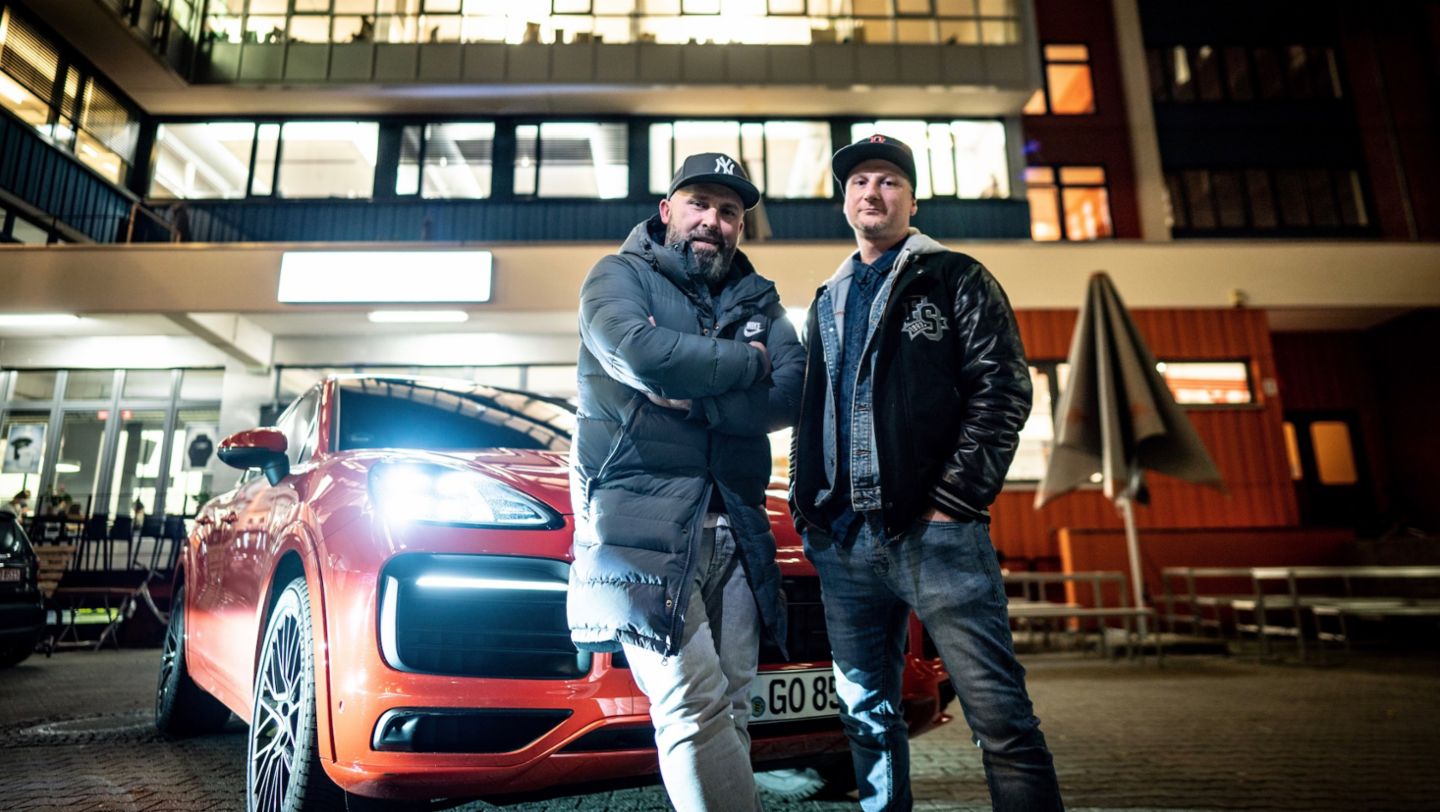 Niko Hüls, Michael „Mikel” Rosemann, Member of the breakdance group „Flying Steps”, l-r, Cayenne S Coupé, Roadtrip Back2Tape, Berlin, 2020, Porsche AG