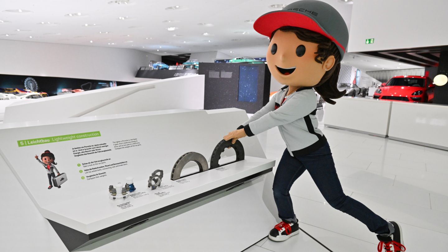 Für die Rubrik „Leichtbau“ steht ein Hands-on-Spiel bereit, 2023, Porsche AG