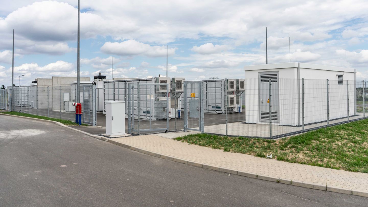 Sistema de almacenamiento con baterías equipado con módulos de los Taycan utilizados por I+D, Porsche Leipzig, 2024, Porsche AG