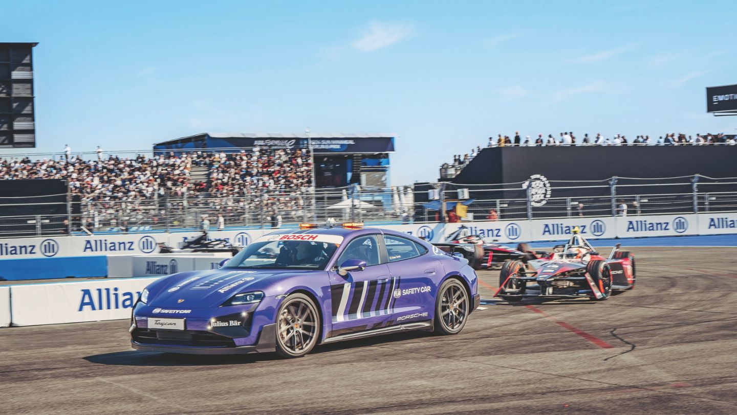 Taycan Turbo GT con paquete Weissach, coche de seguridad en Fórmula E, 2024, Porsche AG